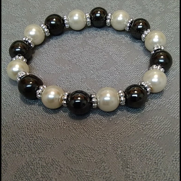 Ladies Magnetic Bracelet helps with Arthritis - Picture 2 of 5